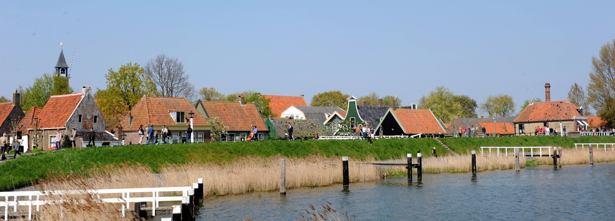 De dijk die ’t Zuiderzeedorp omringt.