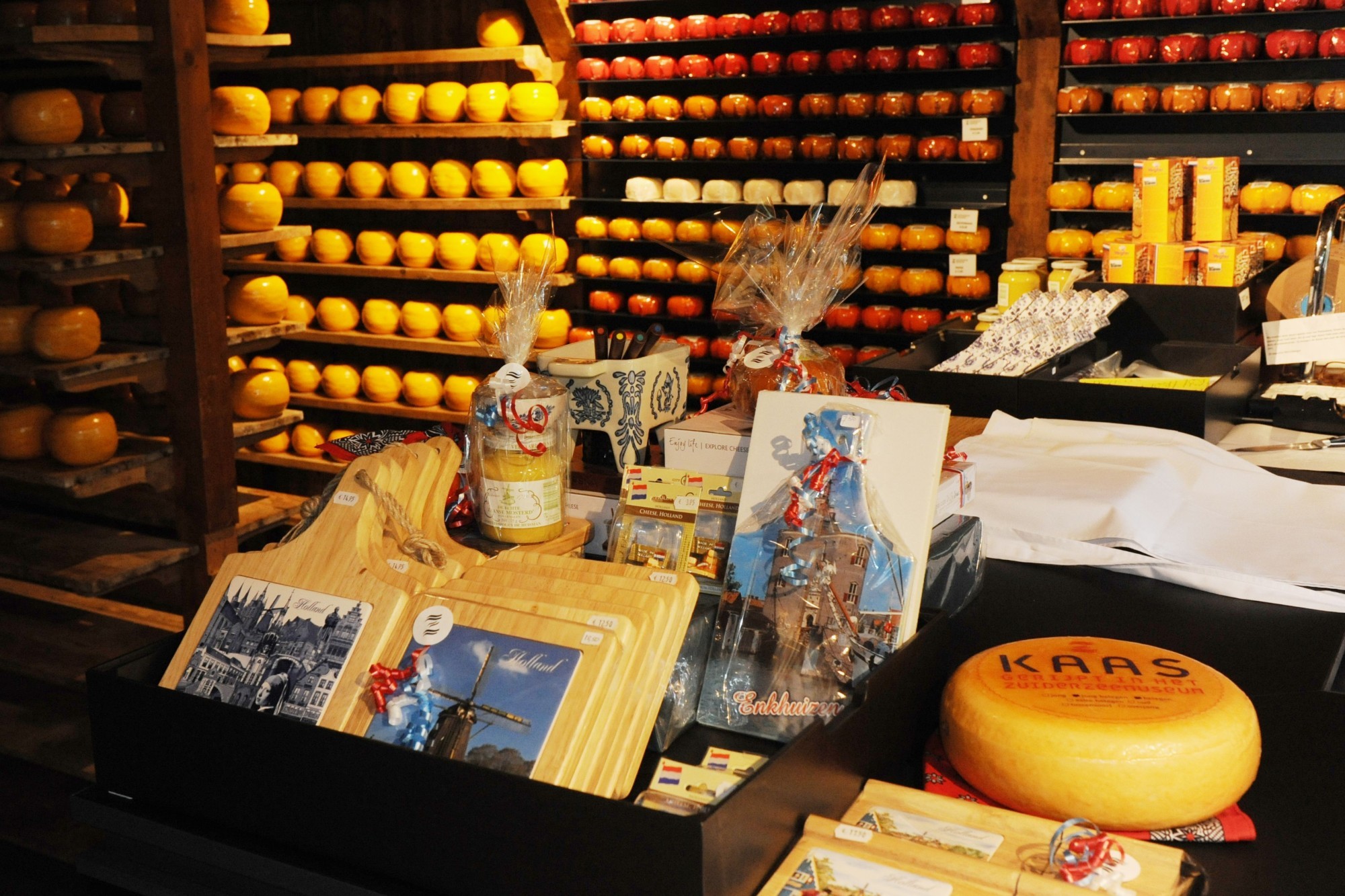 De toonbank van het kaaspakhuis, waarop verschillende soorten souvenirs staan.