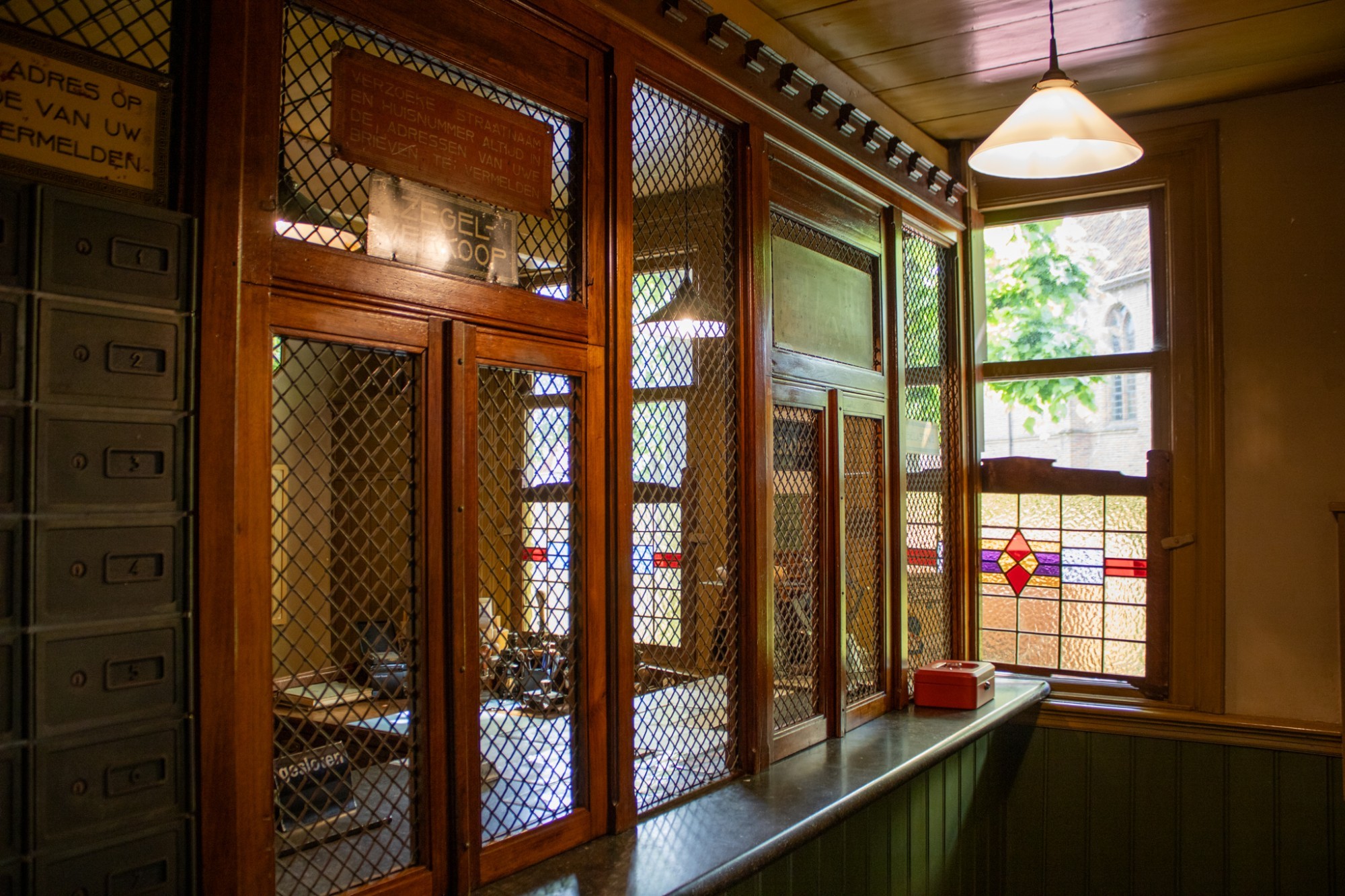 De werkplek van de postambte.