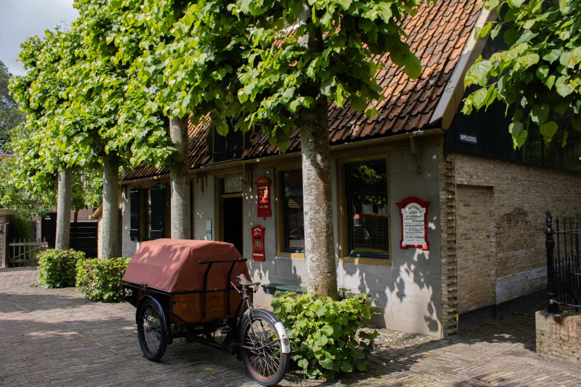 Het Postkantoor gefotografeerd vanaf de buitenkant