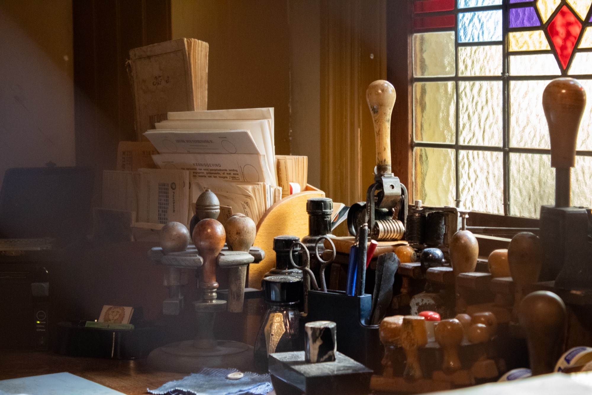 Een verzameling van verschillende stempels en andere gereedschappen die door de postbeambte worden gebruikt.