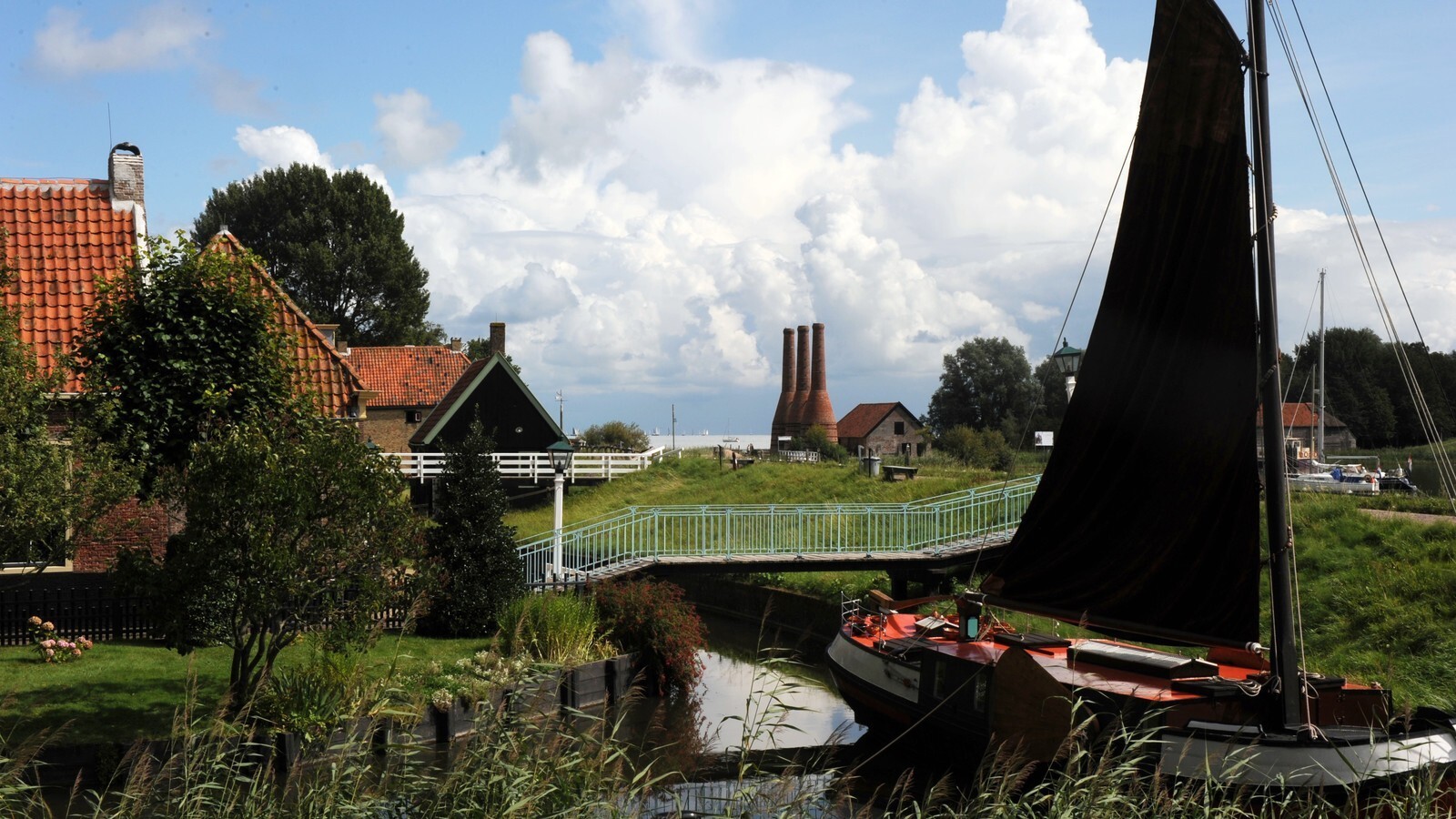 't Zuiderzeedorp gefotografeerd vanaf de dijk.