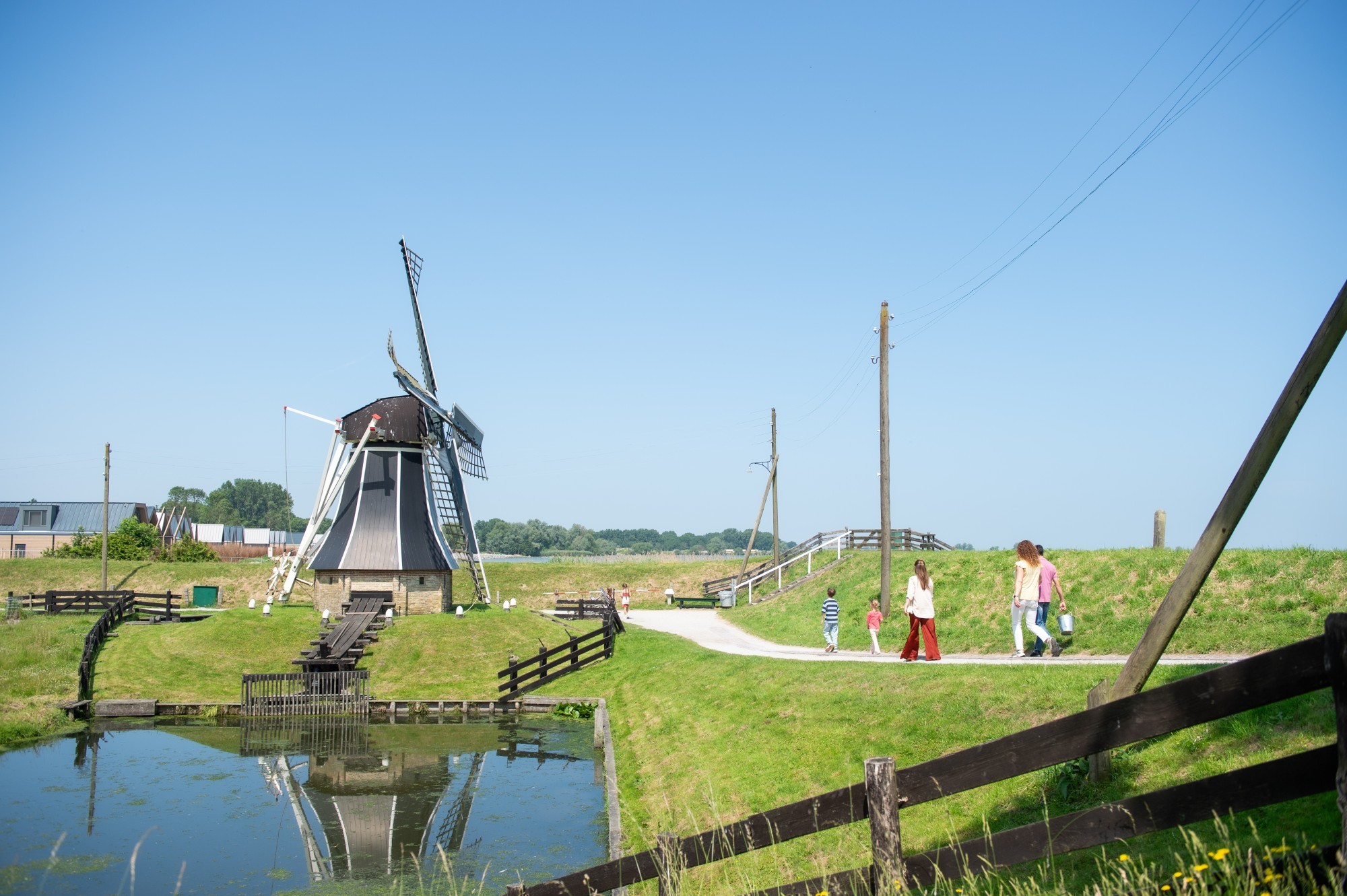 Gezin loopt naar de molen toe