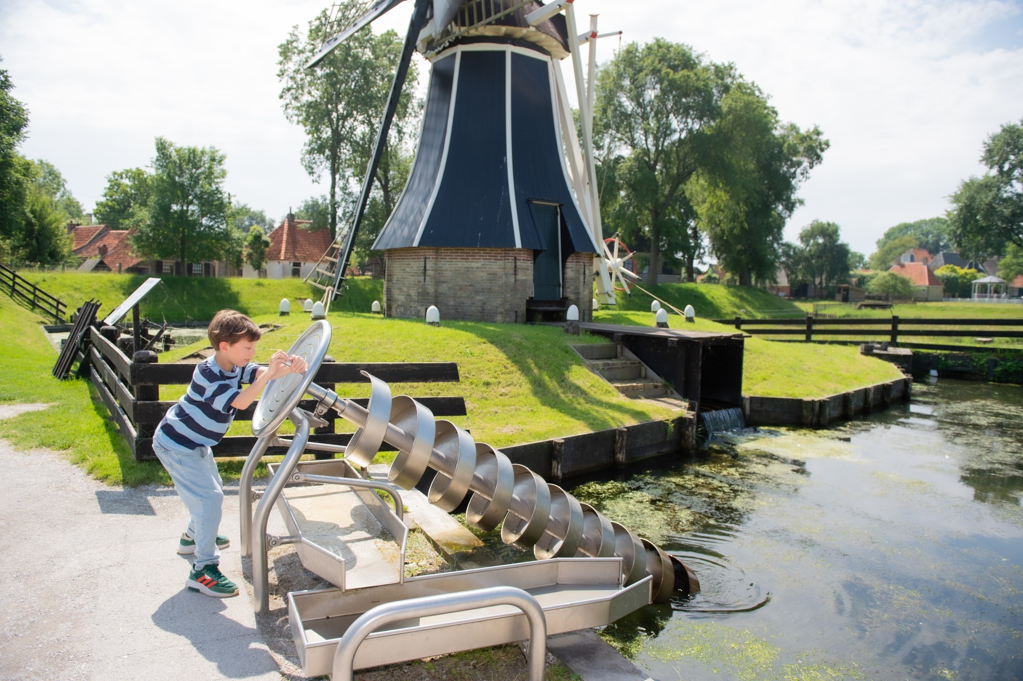 Jongen is aan het spelen bij de molen