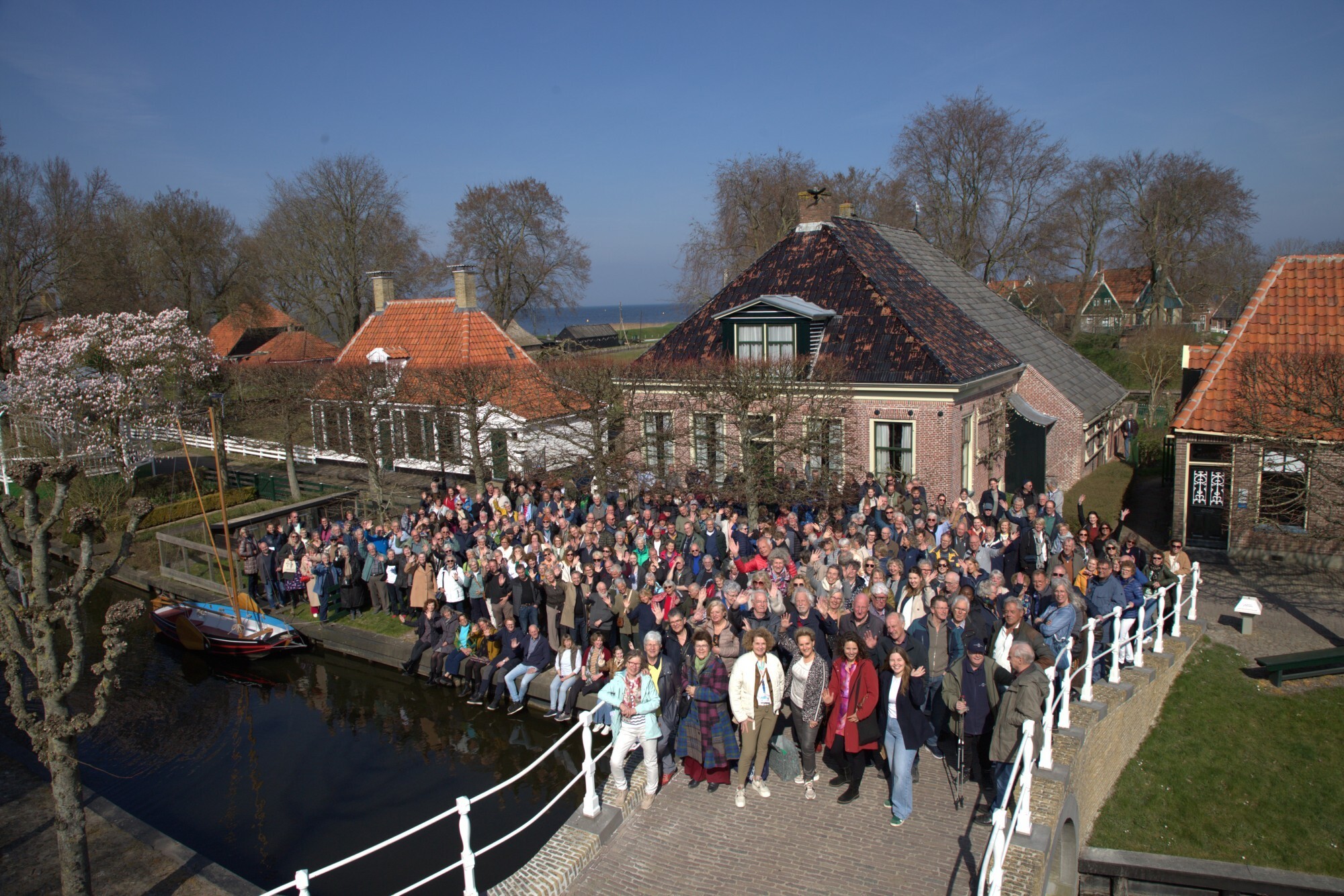 Groepsfoto van alle medewerkers en vrijwilligers van het Zuiderzeemuseum.