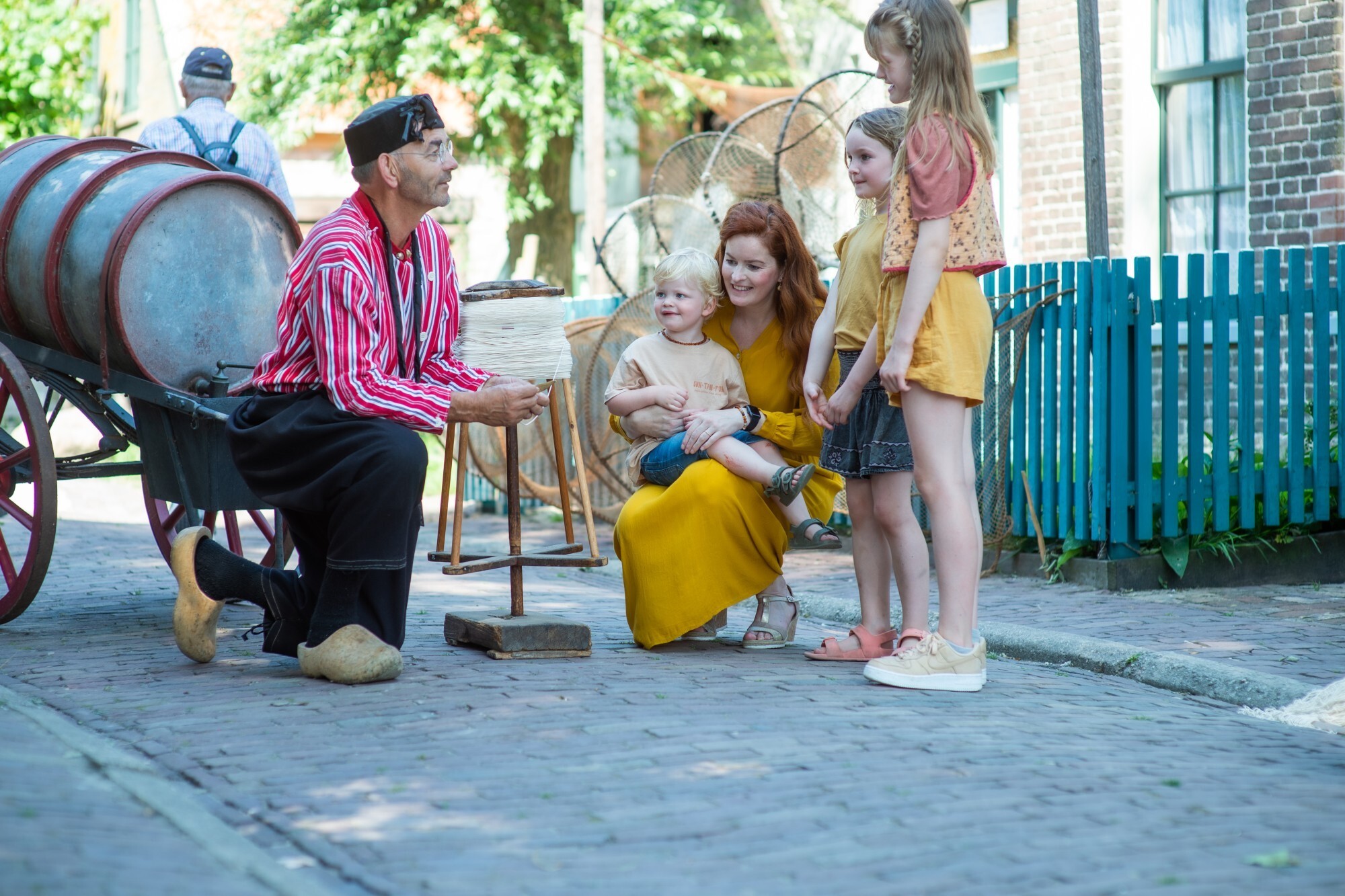 Gezin krijgt uitleg van een bewoner van 't Zuiderzeedorp.
