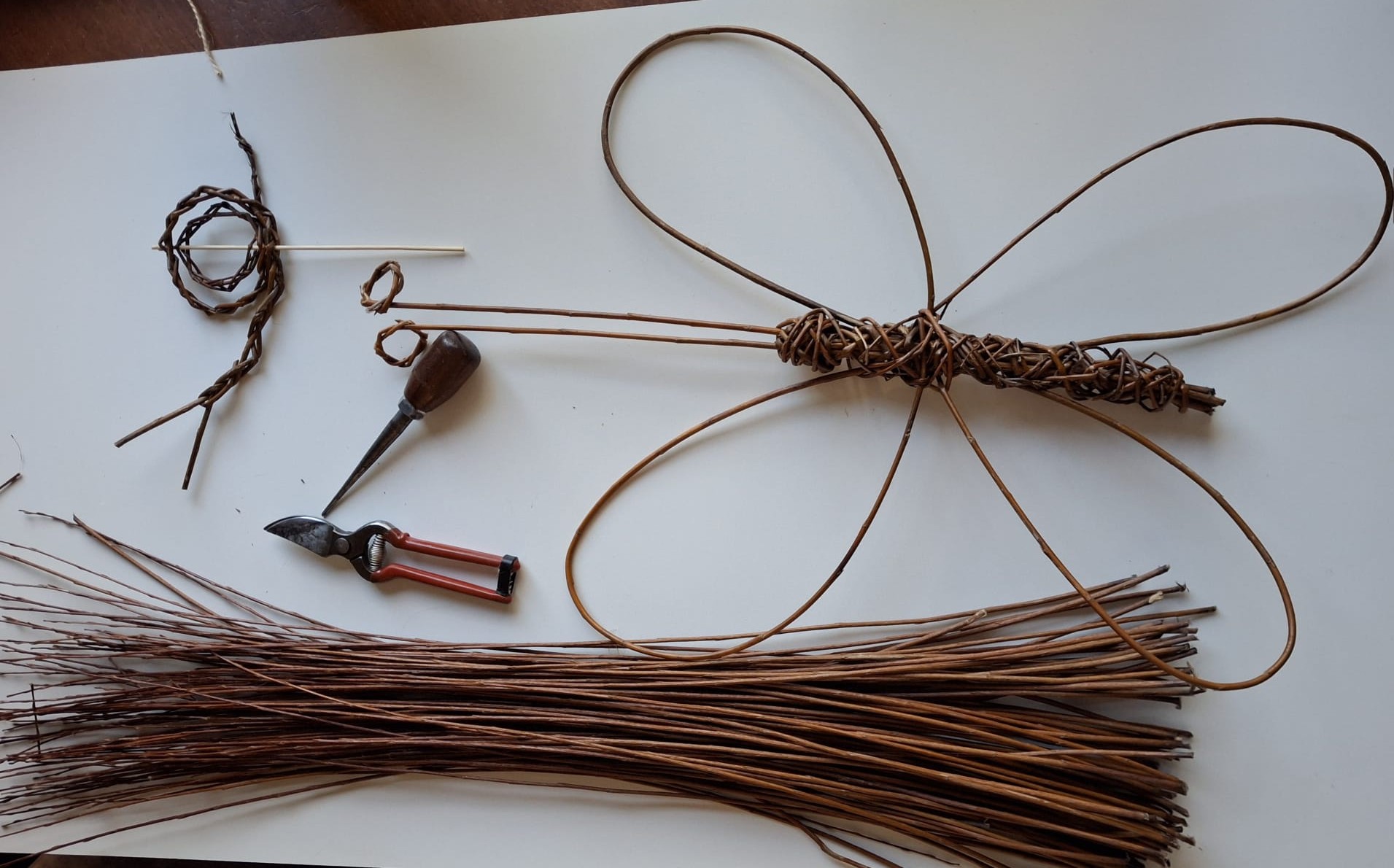 vlinder en slak gemaakt uit wilgentenen