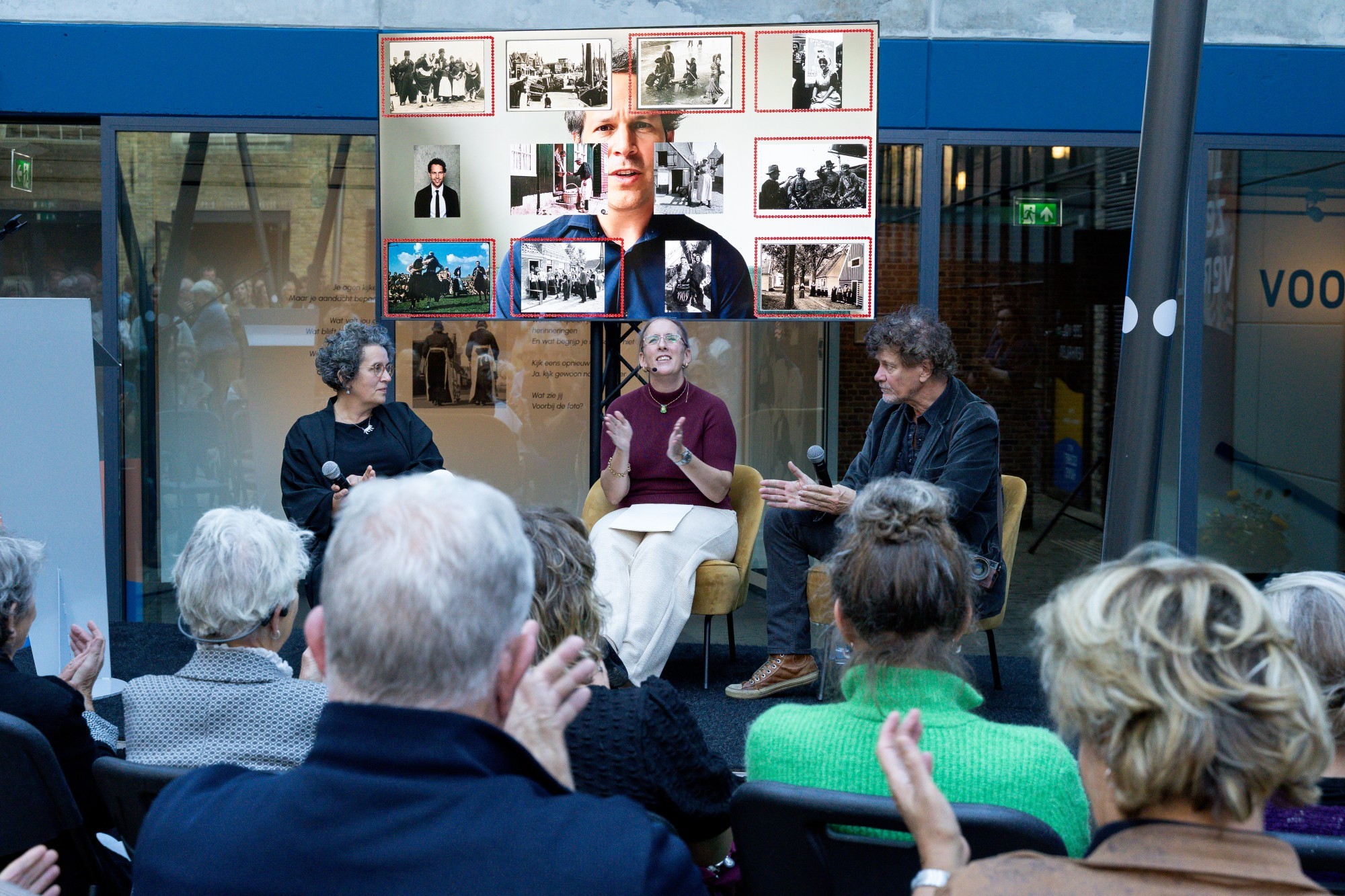 Openingsprogramma met paneldiscussie en videobijdrage van Victor Mids, v.l.n.r. Elisabeth Oost, Debby Buis en Marco Bakker