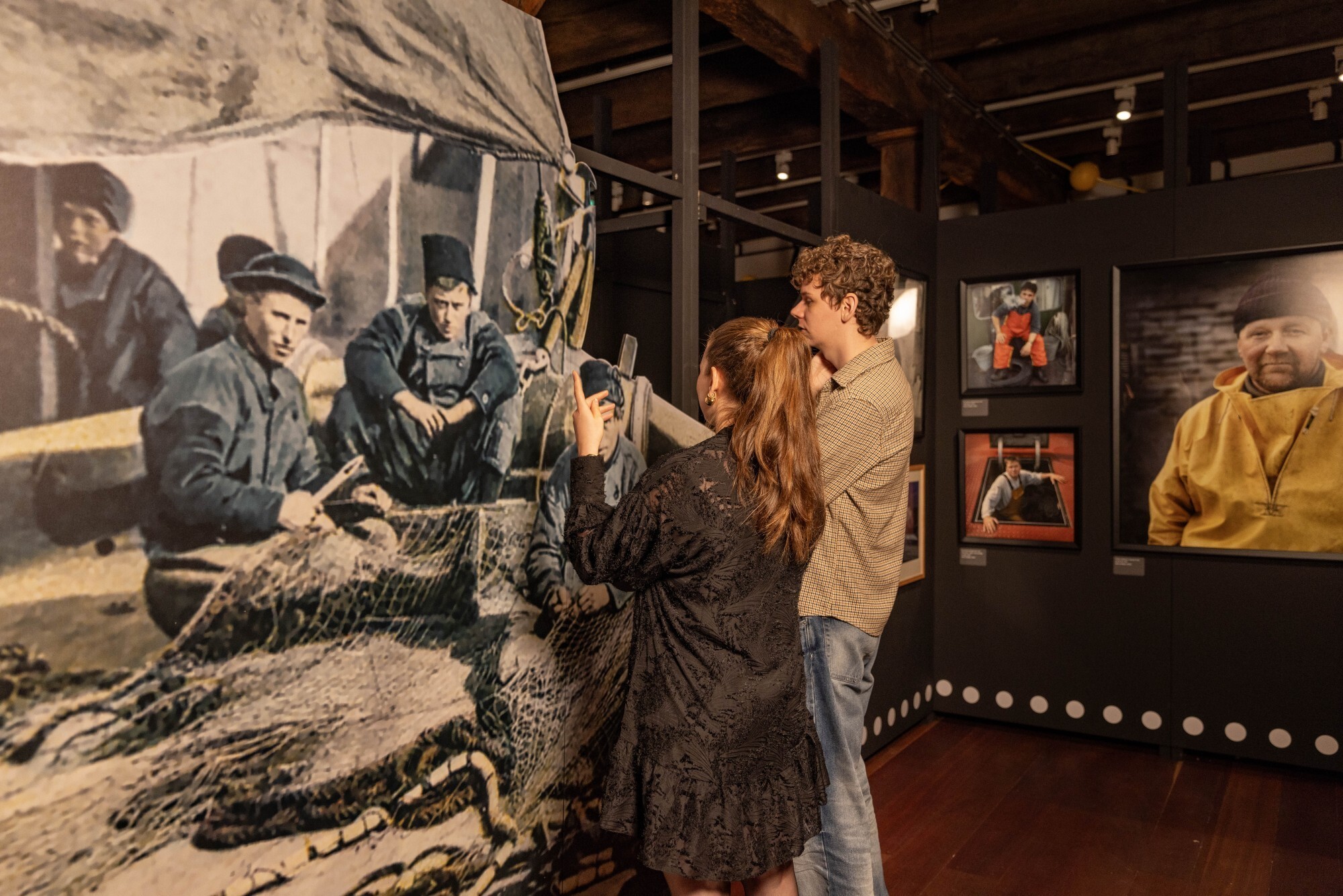 Foto: Guillaume Groen_ bezoekers fotograferen levensgrote foto's op zaal.