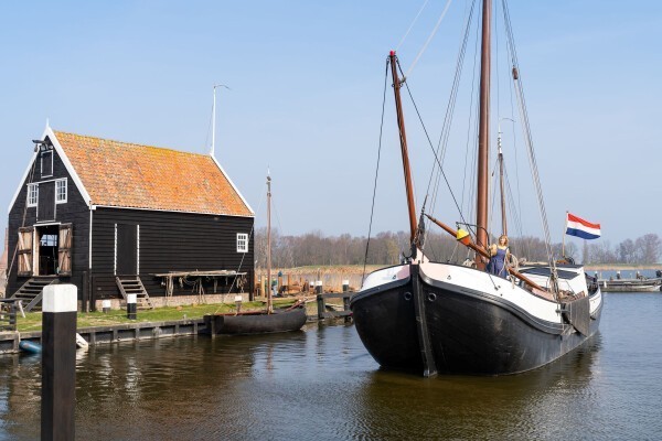 Marker haven Zuiderzeemuseum, met schip de Vier gebroeders.