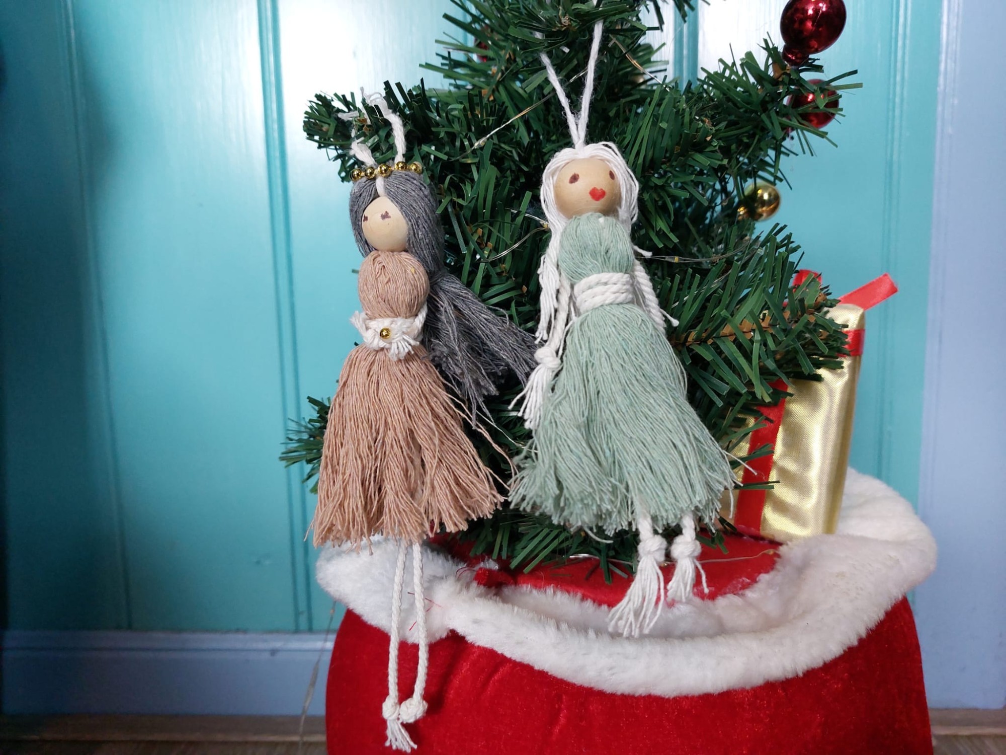 zelfgemaakte kerstengeltjes in kerstboompje