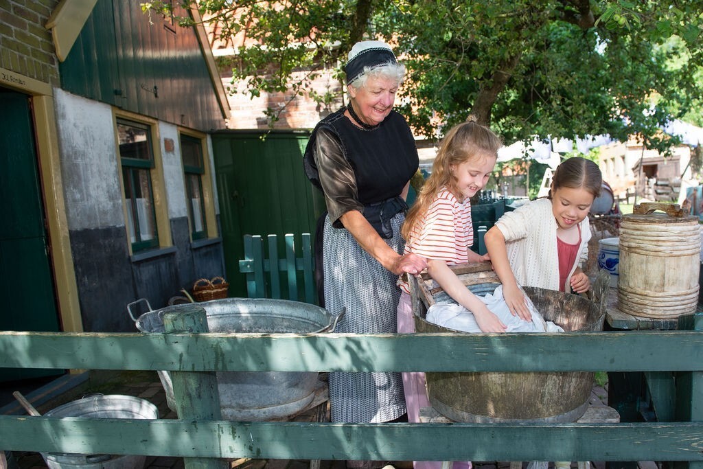 Kinderen helpen met de was op de Urkerbult