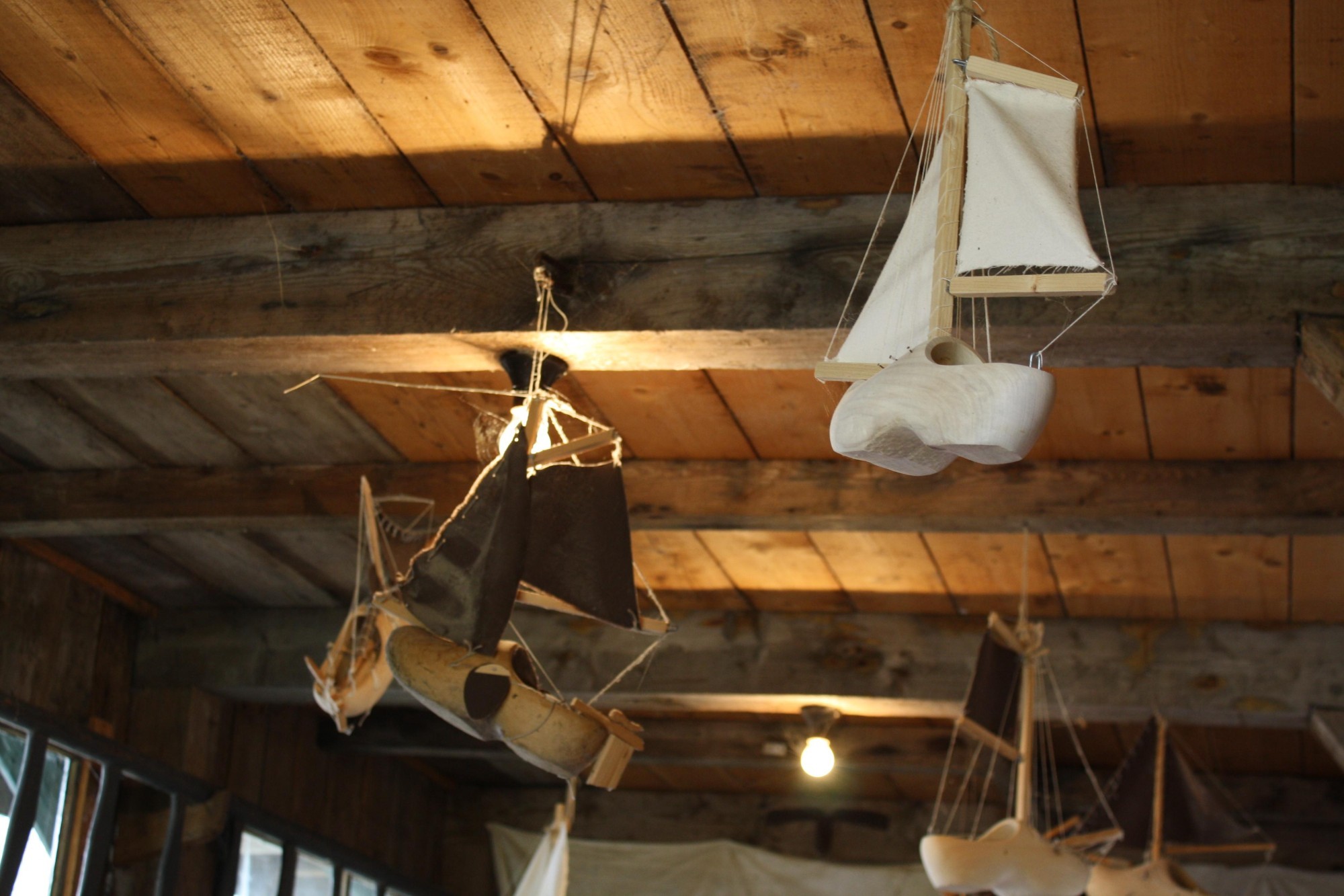 Klompbootjes hangen aan het dak