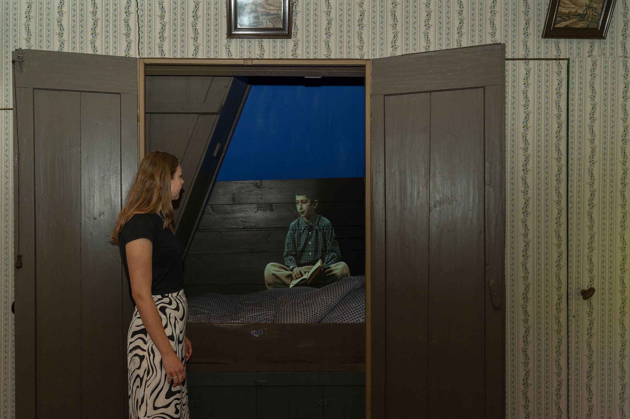 Vrouw kijkt naar hologram van Sjabbat verhaal