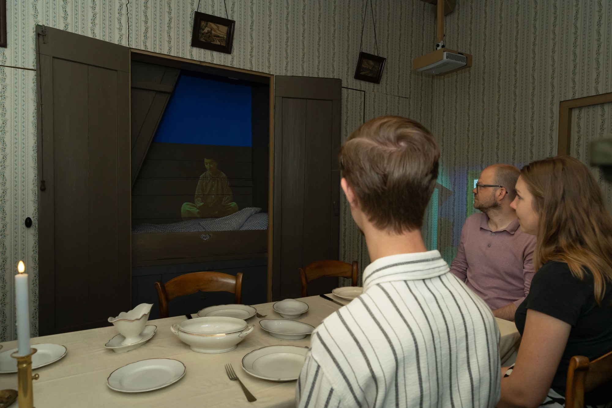 Groep mensen kijkt naar de videovoorstelling