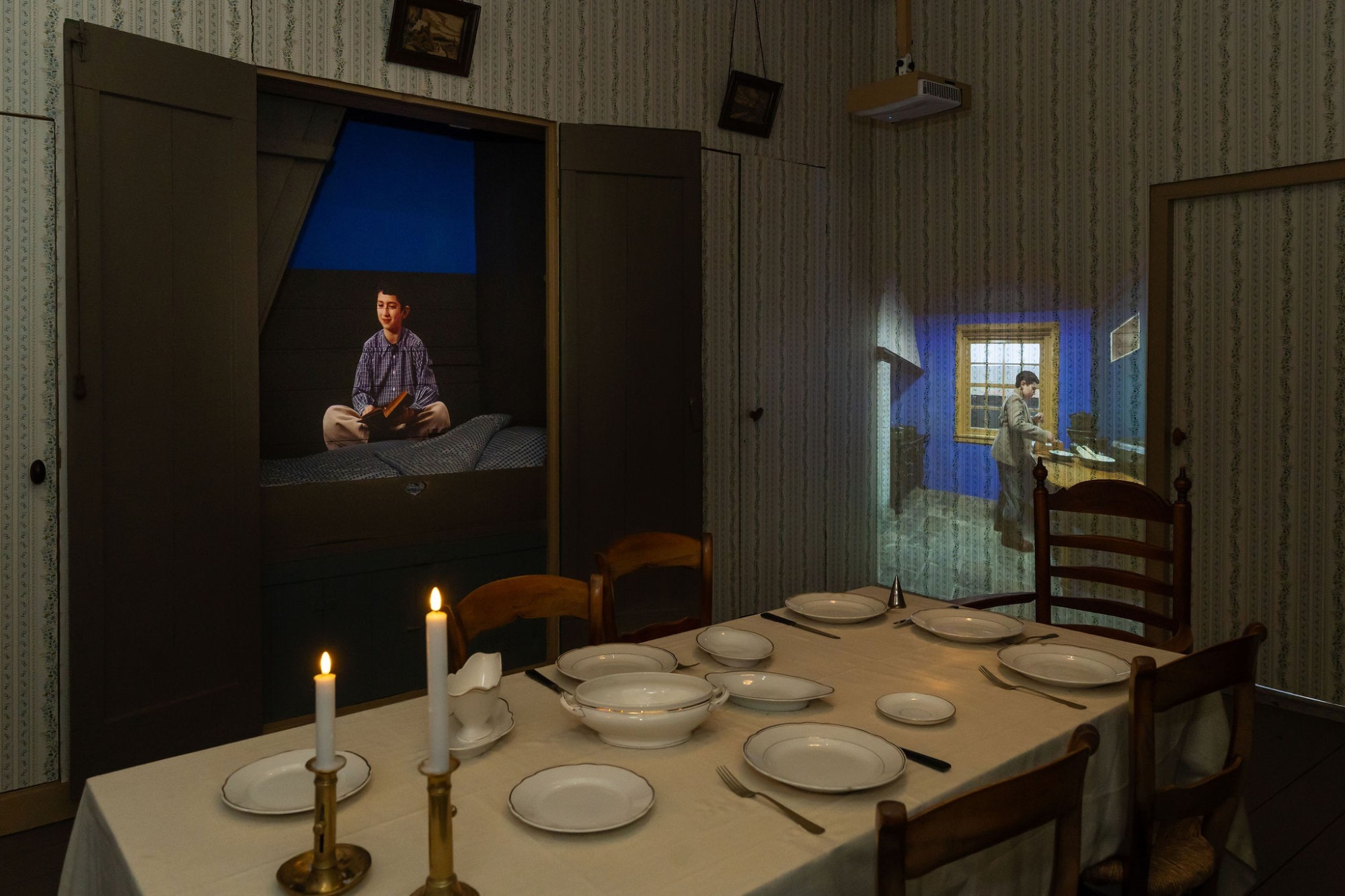 Foto van videotentoonstelling in huisje