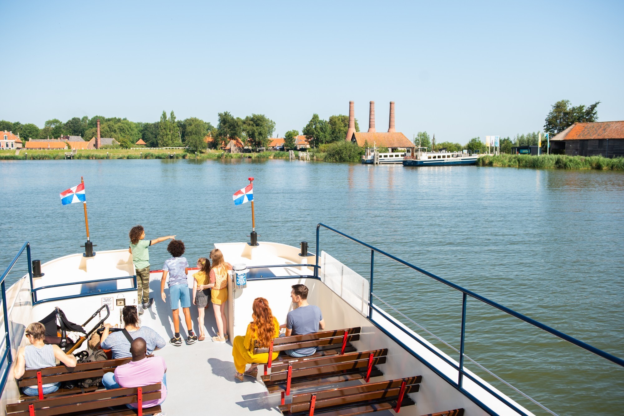 Gezinnen varen met de veerboot naar 't Zuiderzeedorp