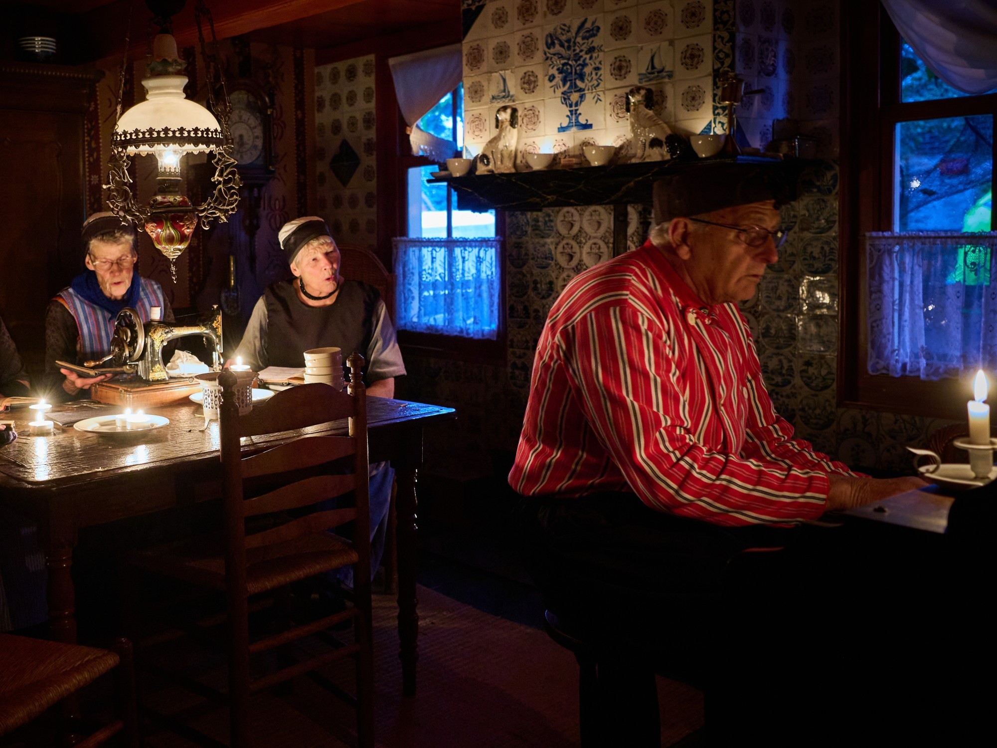 Bewoners van de Urker bult zitten bij de schemerlamp.