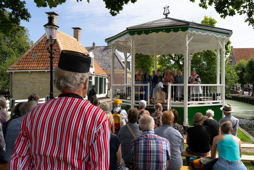 Foto van bezoekers bij een zeemansoptreden