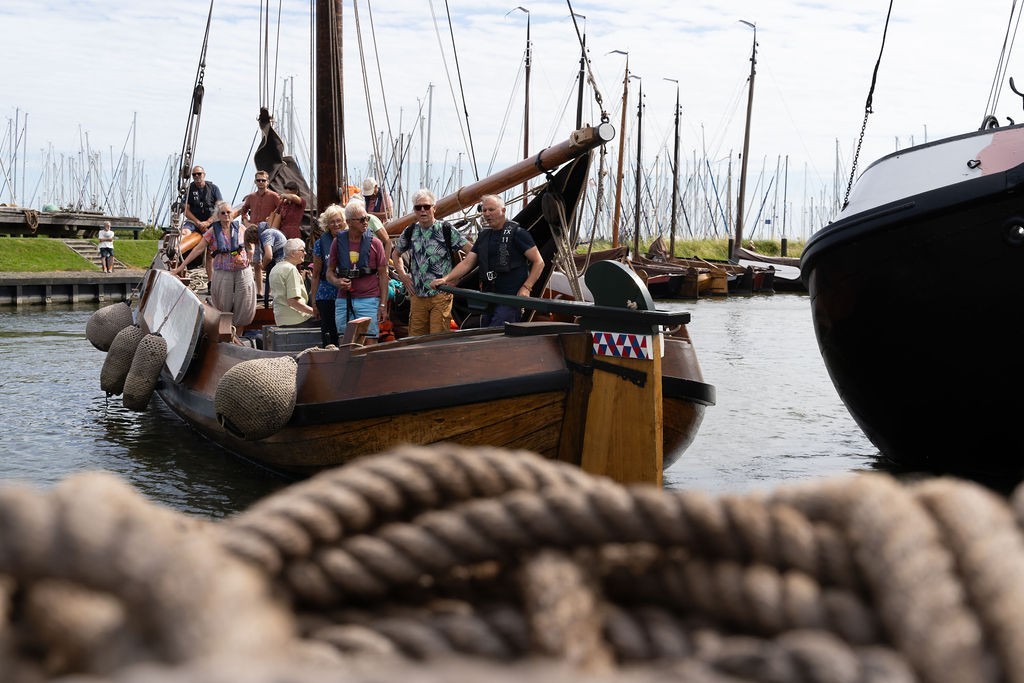 Foto van bezoekers op schip