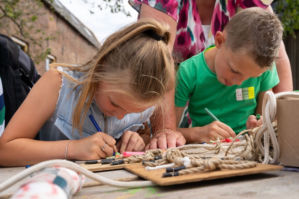 Foto van kinderen die creatief bezig zijn