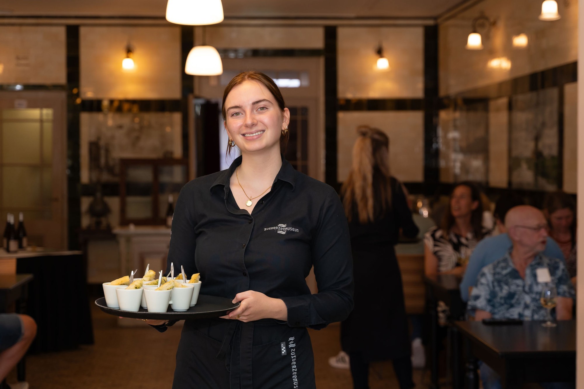 Foto van medewerkster bediening
