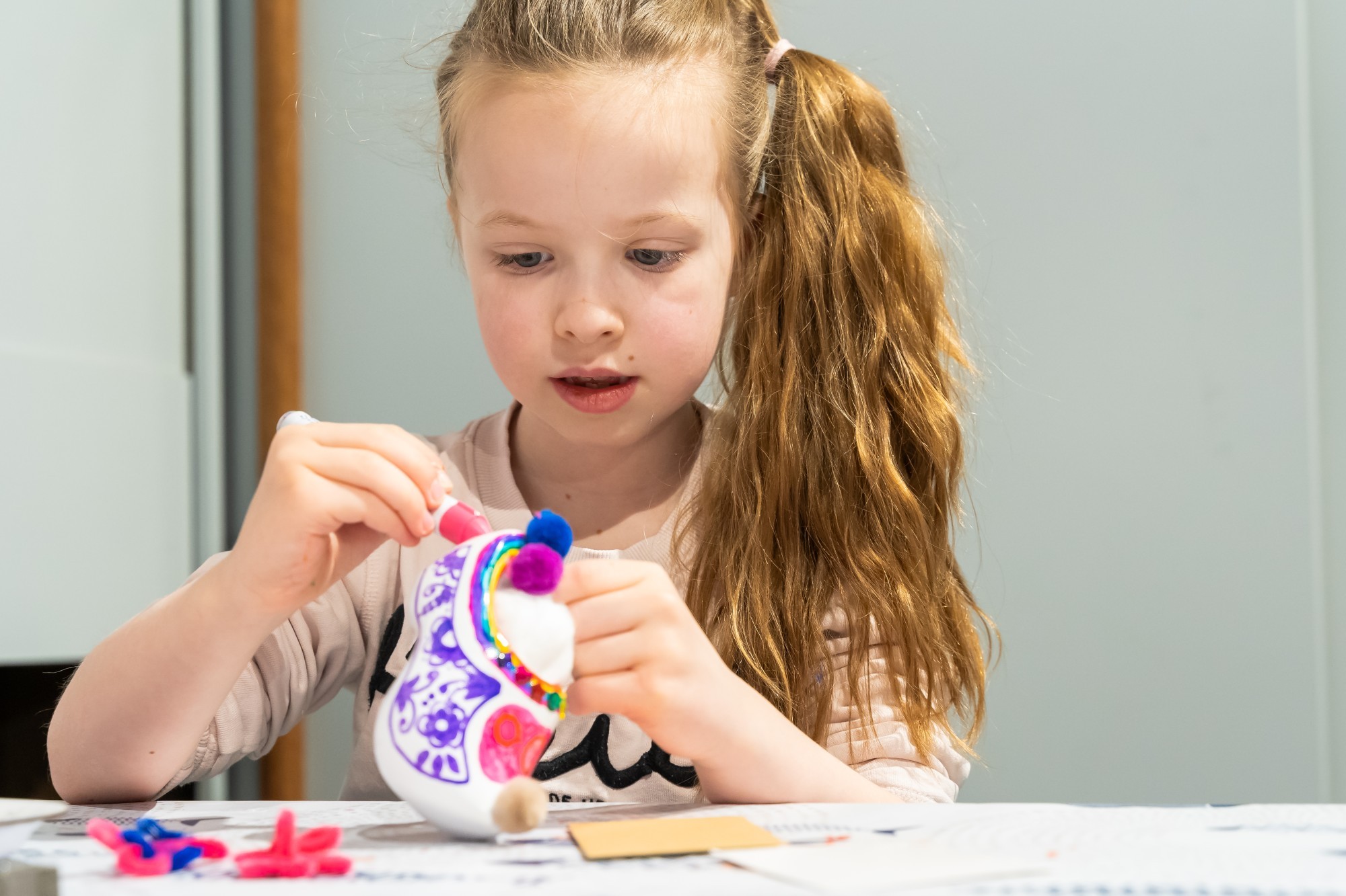 Foto van meisje die een klompje pimpt