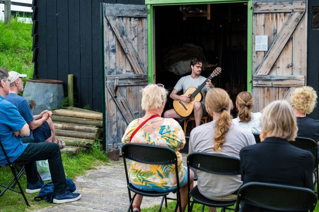 Foto van gitarist voor publiek