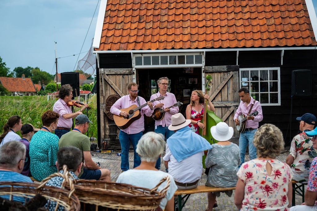 Foto van een gitaaroptreden met publiek