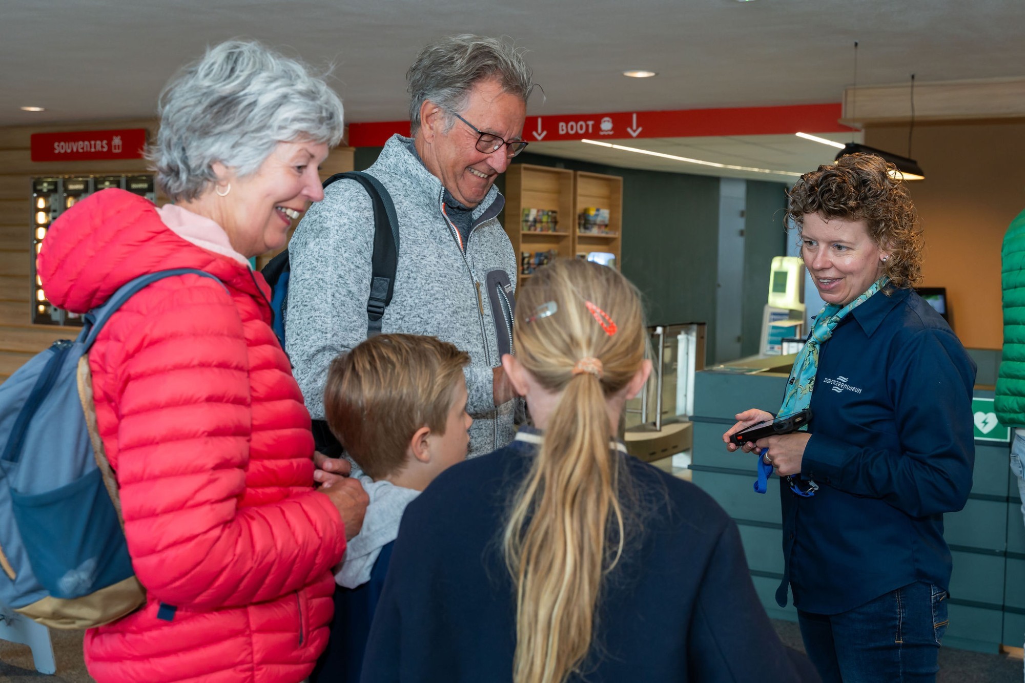 Foto van gastvrouw die familie helpt
