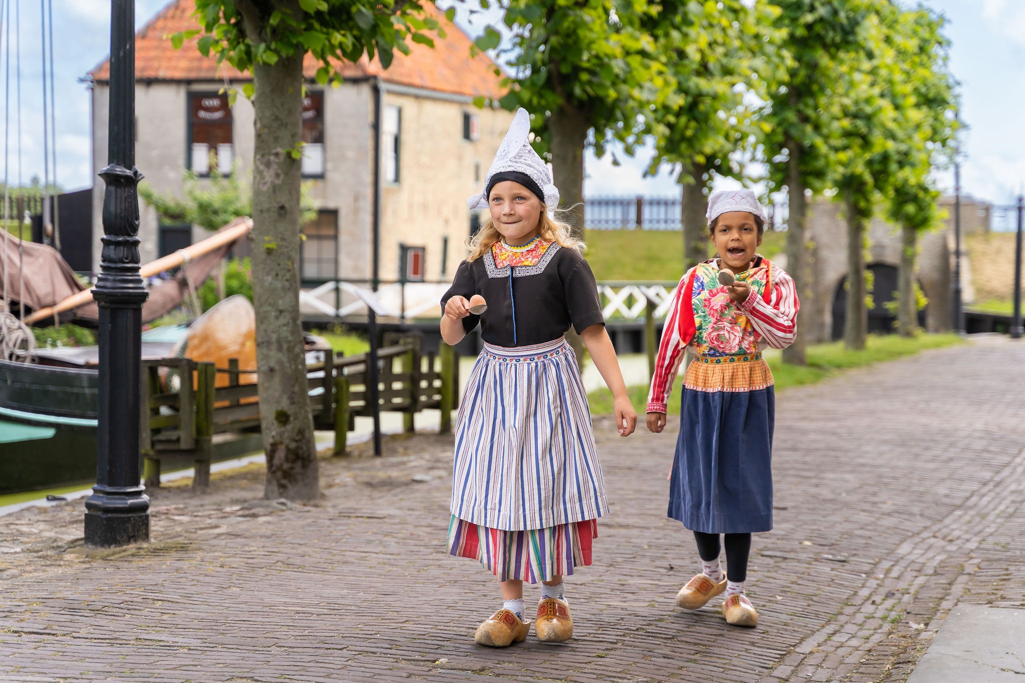 2 kinderen doen de eierenrace met een ei op een lepel